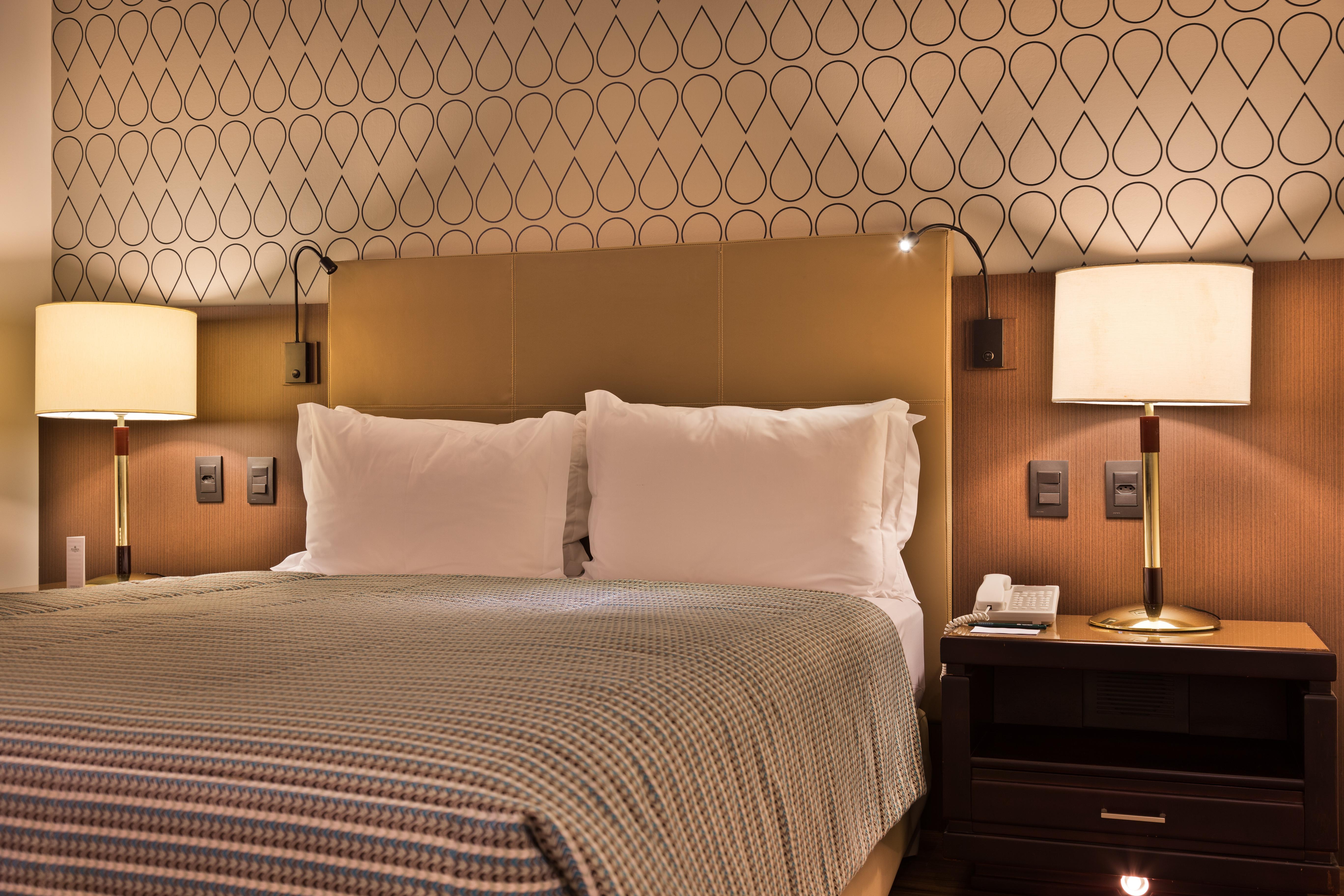 Bourbon Hotel & Suites 库里提巴 外观 照片 A bed with a headboard