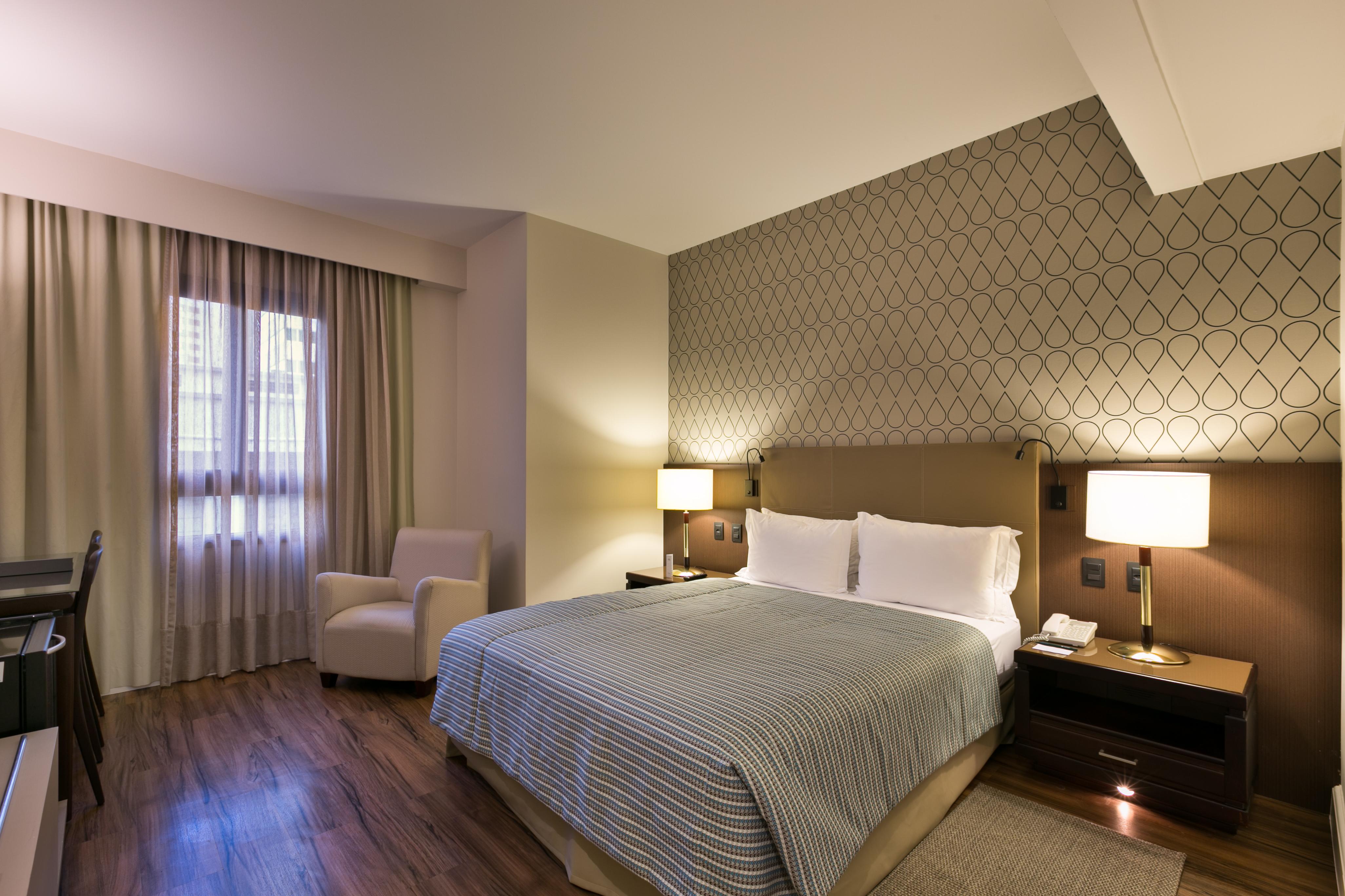 Bourbon Hotel & Suites 库里提巴 外观 照片 A bedroom at the hotel