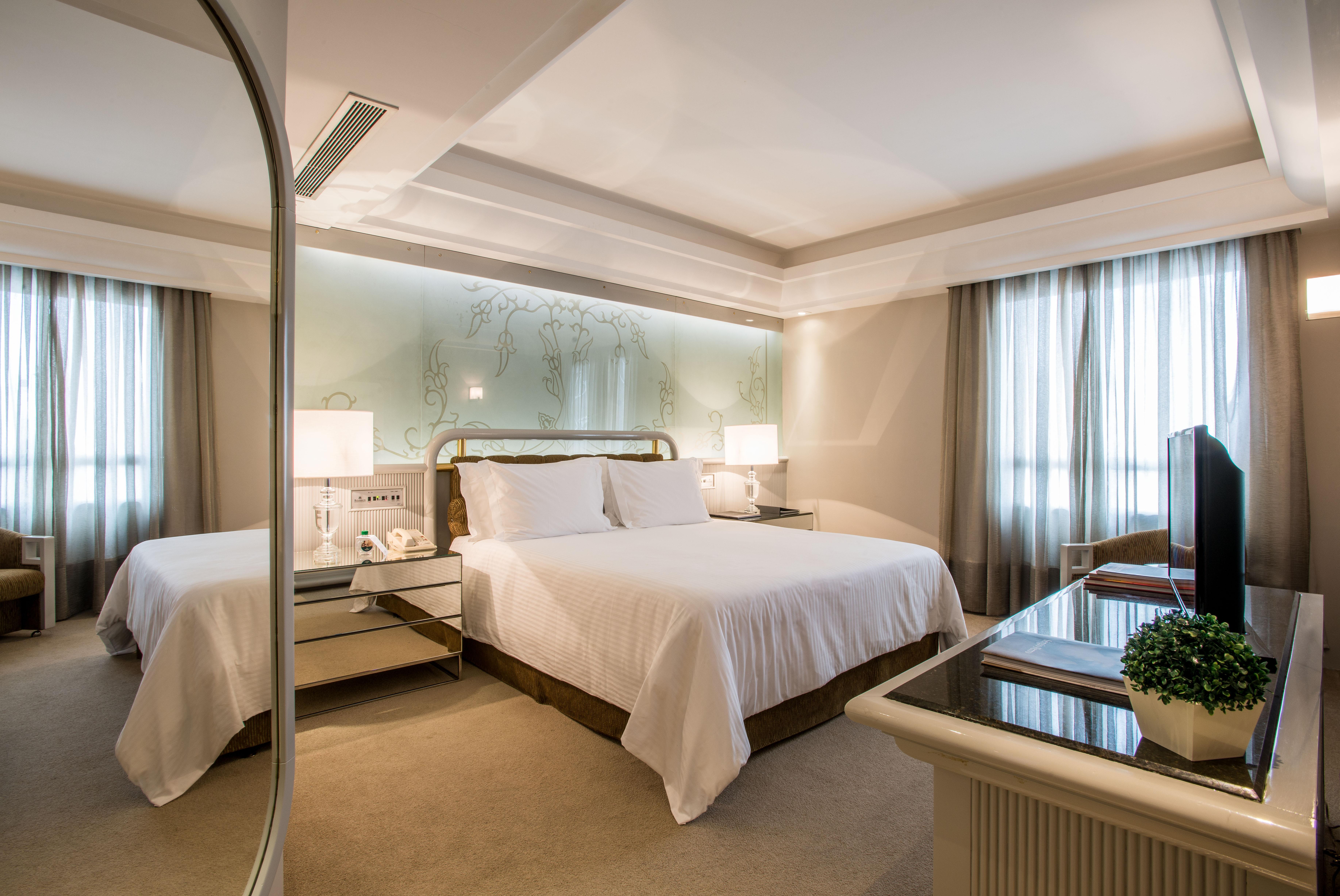 Bourbon Hotel & Suites 库里提巴 外观 照片 A bedroom at the Mandarin Oriental, Hong Kong