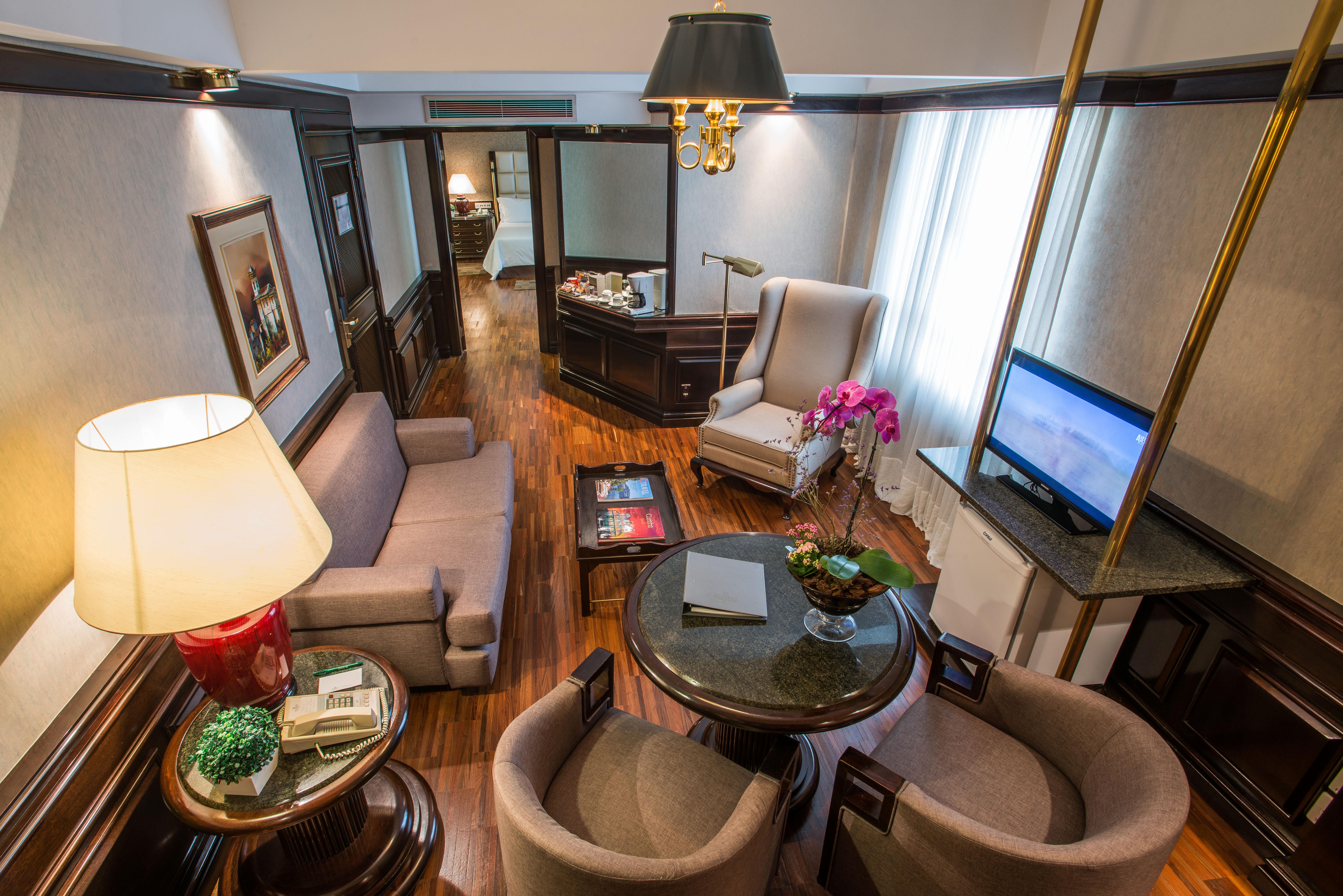 Bourbon Hotel & Suites 库里提巴 外观 照片 The interior of a suite at the hotel