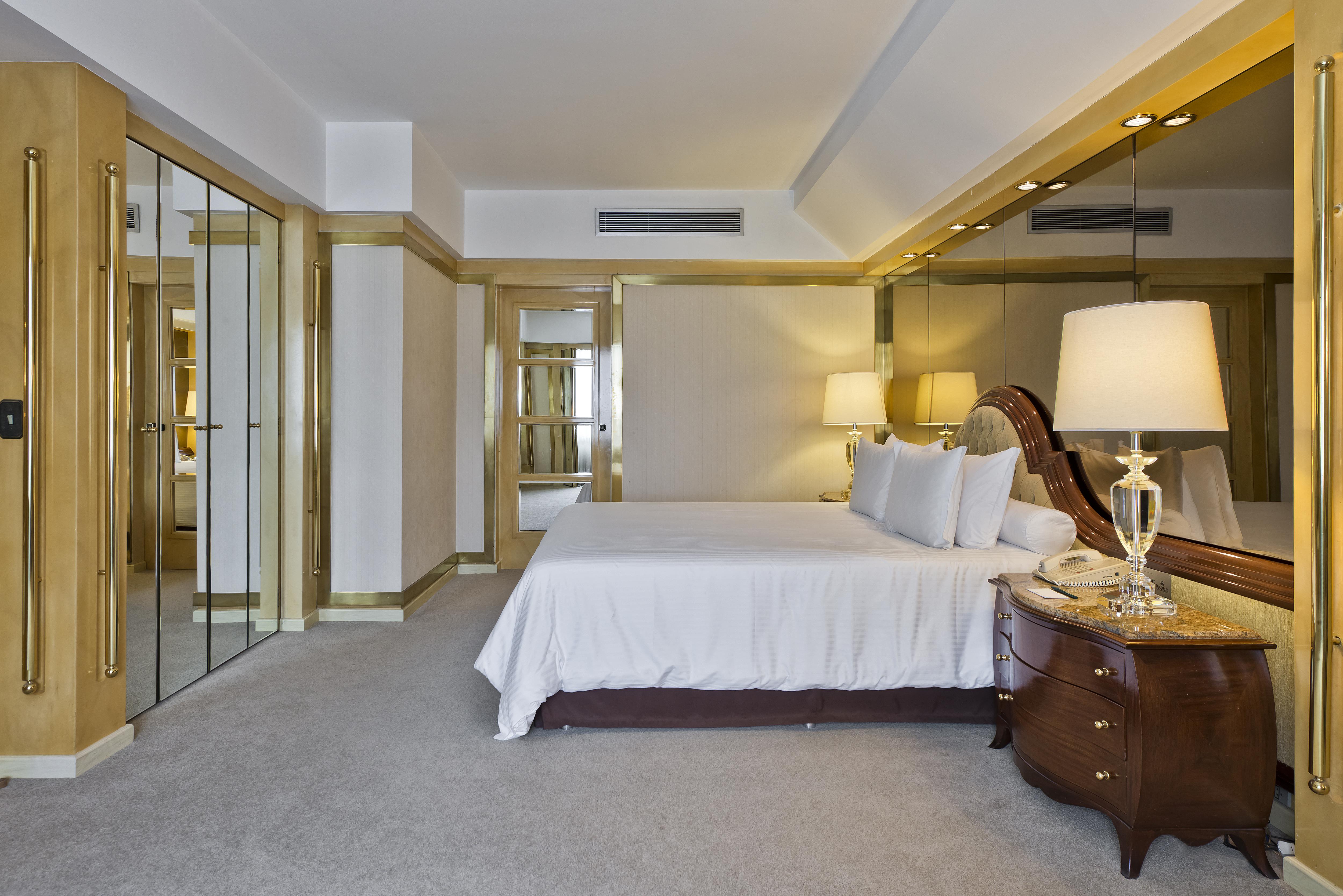 Bourbon Hotel & Suites 库里提巴 外观 照片 A bedroom at the Four Seasons Hotel