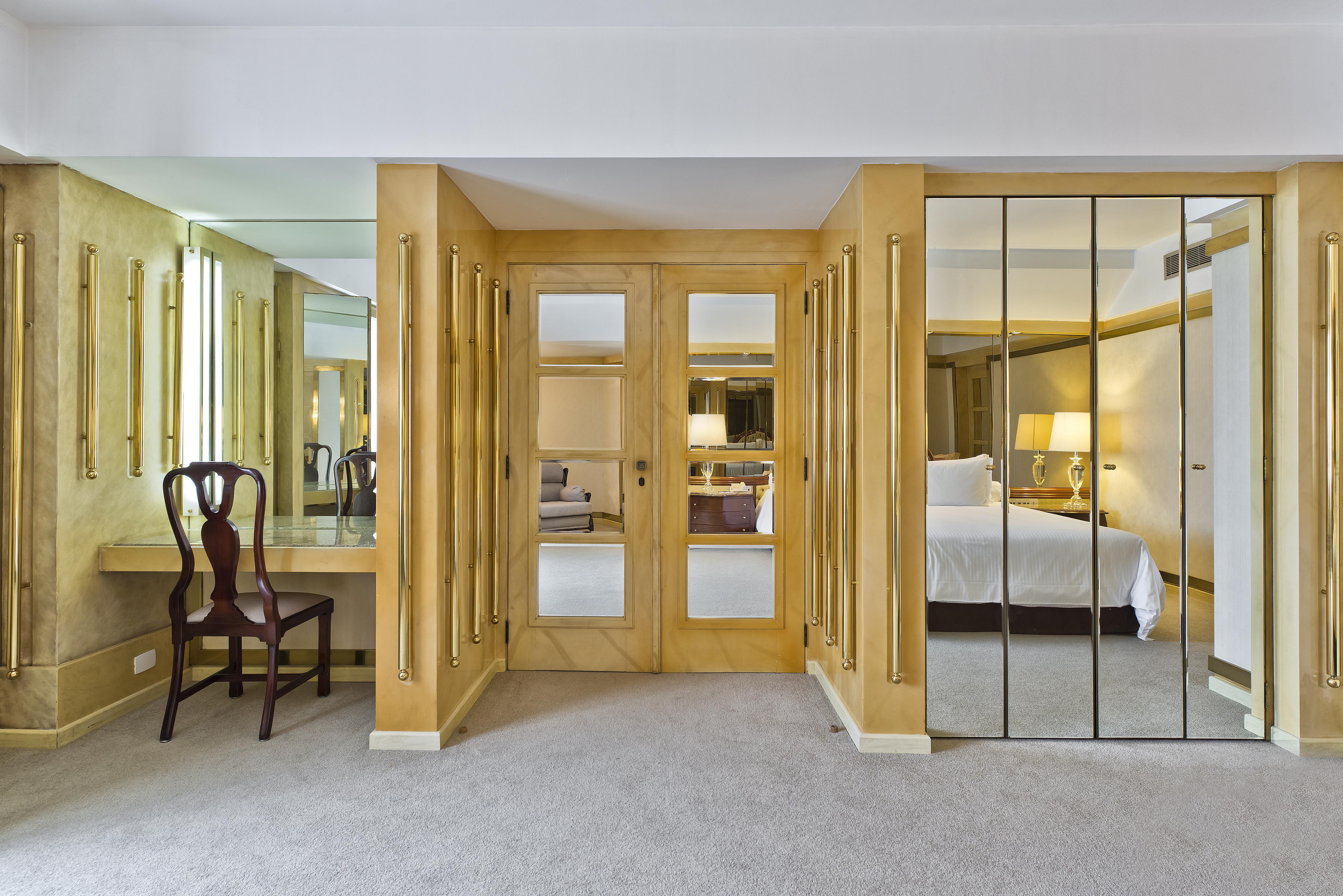 Bourbon Hotel & Suites 库里提巴 外观 照片 A suite at the Mandarin Oriental, Hong Kong