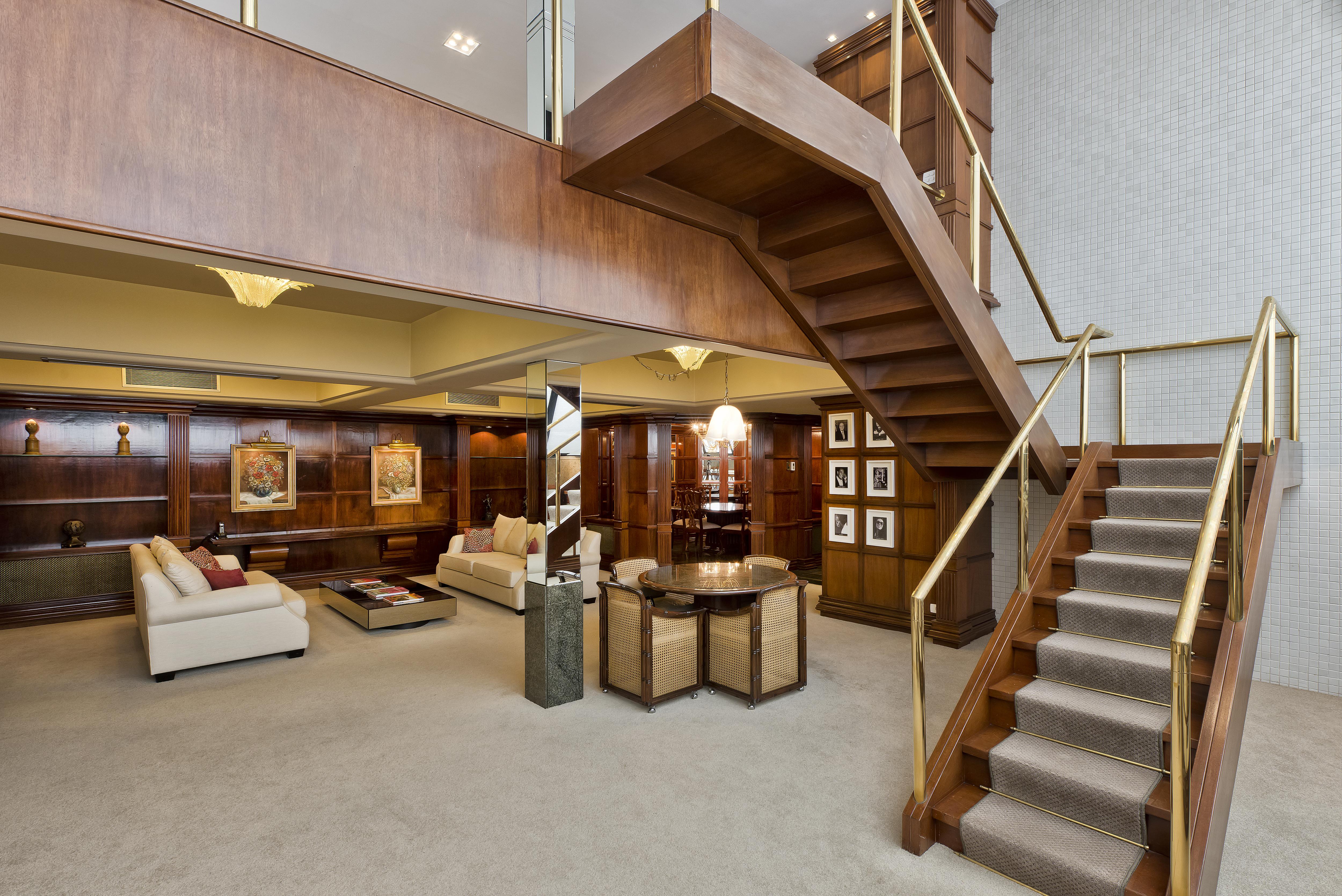 Bourbon Hotel & Suites 库里提巴 外观 照片 The interior of the 100 m (330 ft) yacht Force Blue