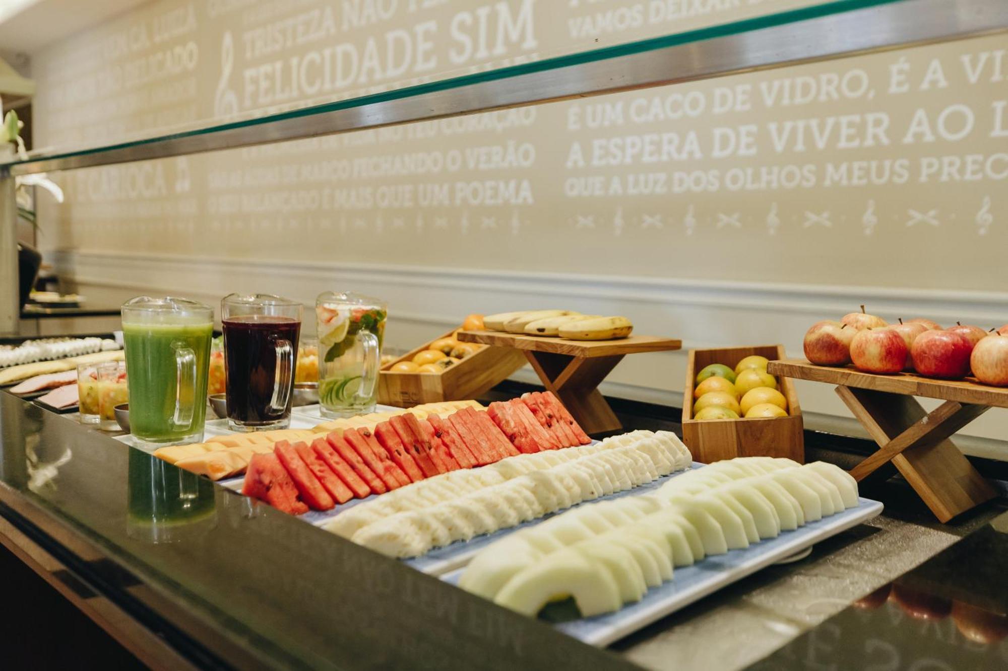 Bourbon Hotel & Suites 库里提巴 外观 照片 A buffet at a hotel