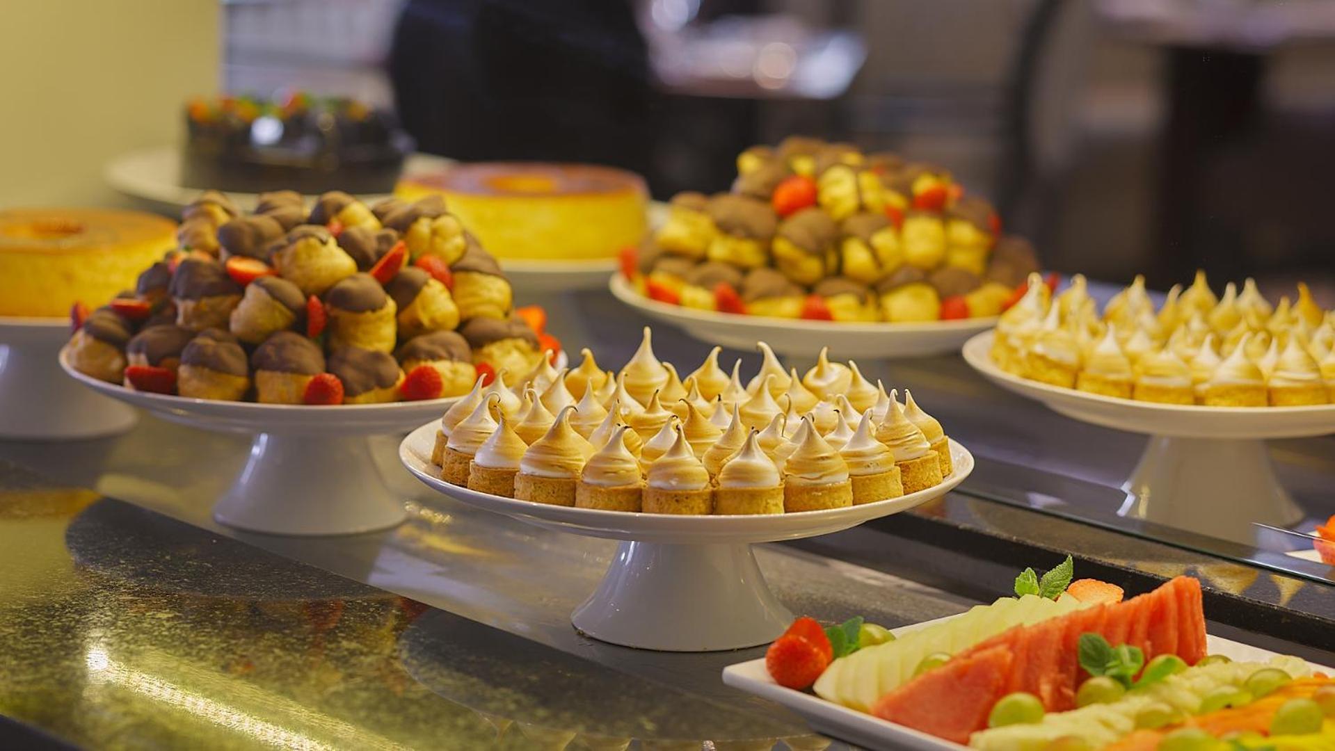 Bourbon Hotel & Suites 库里提巴 外观 照片 A selection of desserts