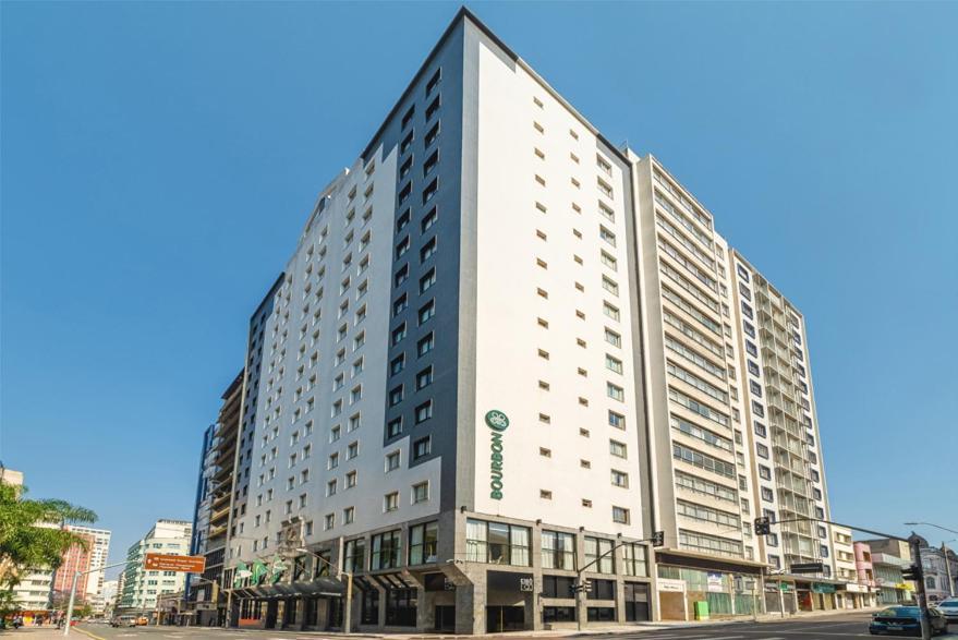 Bourbon Hotel & Suites 库里提巴 外观 照片 The building of the university